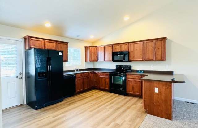 Spacious 3 Bedroom 2 Bath Ranch Style Home Gallery 4