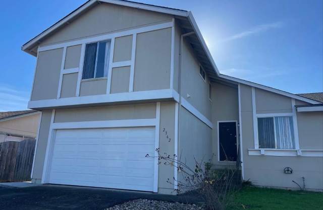 Spacious 3 Bed/2 Bath Duplex~ PG  Water Included - 2362 Valley West Drive, Santa Rosa, CA 95401