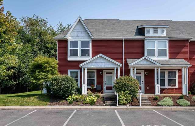 Updated 3 Bedroom 2.5Bath Townhouse in Harrisonburg - 1280 Frost Place, Harrisonburg, VA 22802