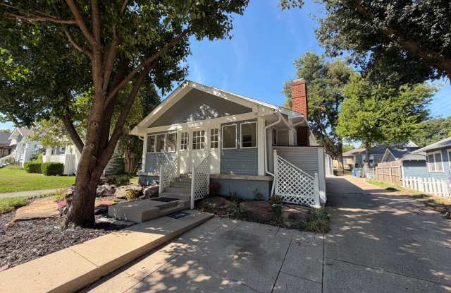 Charming 1920s Midtown bungalow with lots of space and character Gallery 3