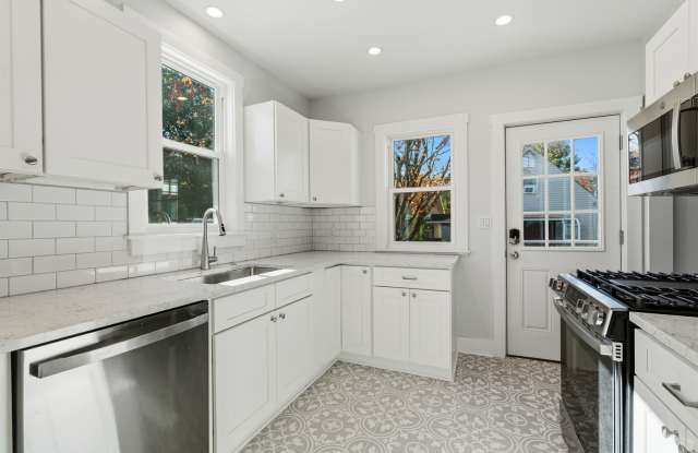 Newly renovated 3 bedroom beauty in Upper St. Clair! Available NOW! Gallery 1
