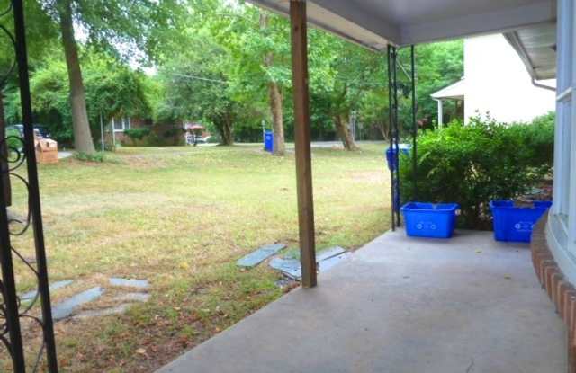 Walk to Campus next school year from this great 4br rental on the northside! Gallery 3