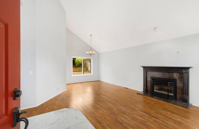 Beautifully Updated 3 Bedroom Totem Lake Home with A/C, Spacious Deck & Landscaped Backyard! Gallery 4