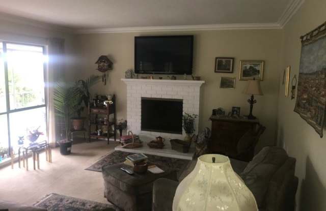 859 Ronda Mendoza Gallery 3