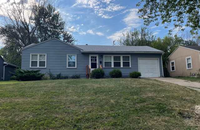 Charming 3-Bedroom Home with Spacious Fenced Backyard! photos photos