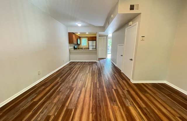 Wow! Must-see 2br in Chancellor Square...Updated, modern interior, walking distance to campus & downtown! Gallery 3