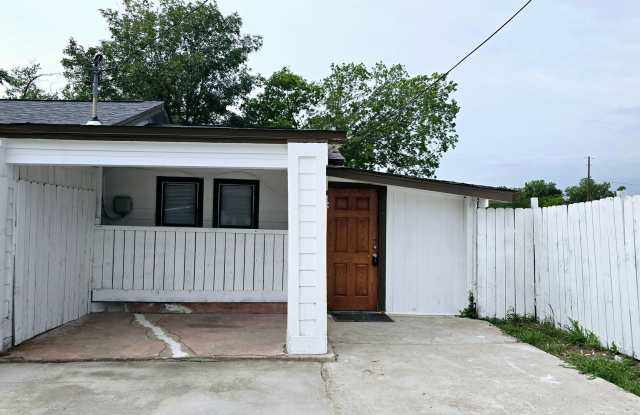 Charming 3-Bedroom 1.5 bath Home in Downtown Manor photos photos