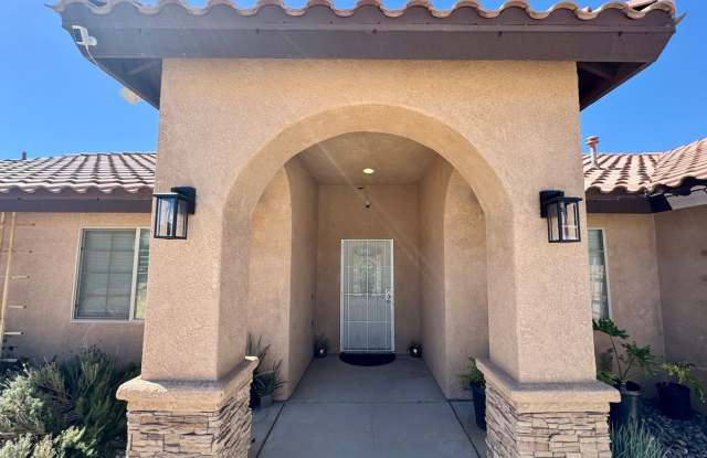 Beautiful 3 bedroom Home on over .5 Acre lot Gallery 4