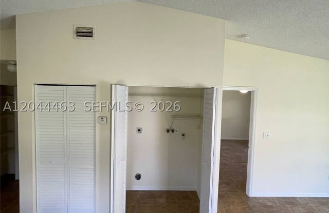 6031 SW 36th Ct Gallery 3