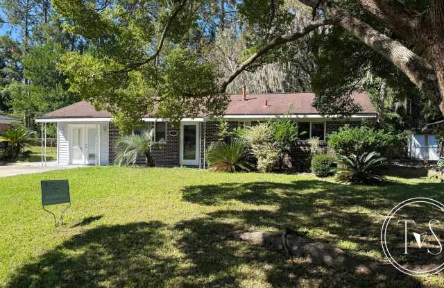 Charming 3-bedroom, 2-bath brick bungalow in Wellwood West Subdivision Gallery 1