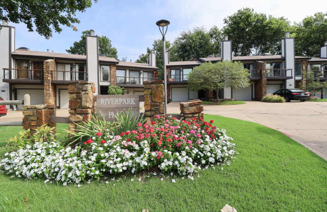 $1,695 / 2 Bed / 2 Bath / 1,150 sqft REMODELED 2 BED - PRICE DROP - RIGHT ON RIVERSIDE photos photos