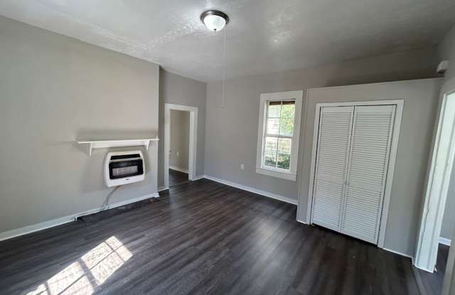 No Deposit!--Move in Ready! 1 bedroom 1 bath home close to downtown Columbus. Gallery 3
