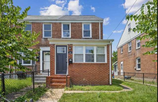 Fully Renovated Two-Bedroom Townhome In Dunalk photos photos