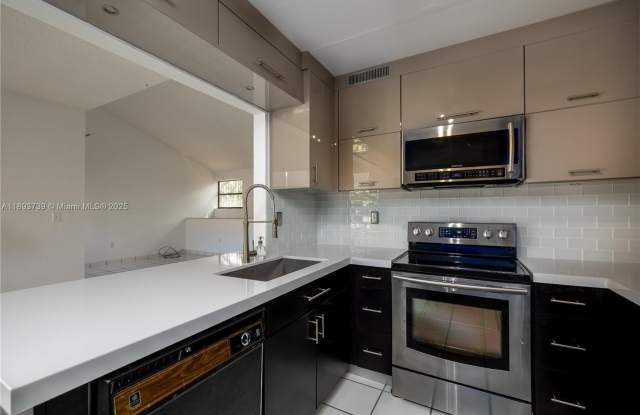 575 W Park Dr - 575 West Park Drive, Fountainebleau, FL 33172