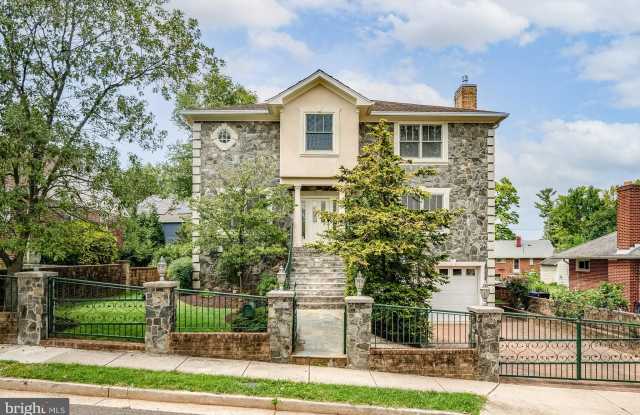 2138 PATRICK HENRY Drive Gallery 2