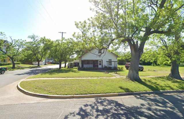 Newly Updated 3 Bed • 1 Bath Home in Sherman photos photos