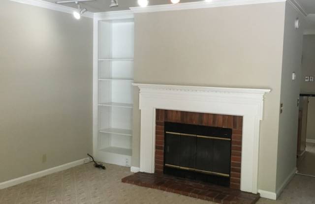 MOVE IN SPECIAL $500 OFF!! Townhouse Close to all! Gallery 3