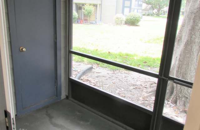 2 BEDROOMS W/2 FULL BATHS, 1st FLOOR UNIT w/ Screened in Patio Gallery 4
