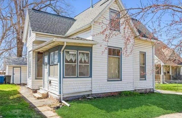 1110 E 12th St - 1110 East 12th Street, Des Moines, IA 50316