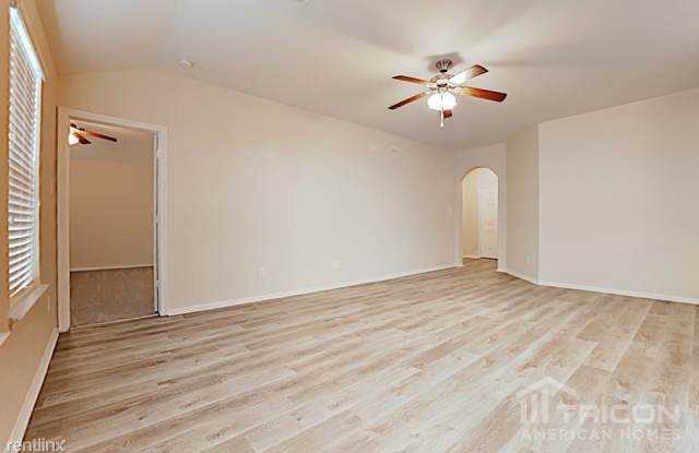 7913 W Red Oak Lane Gallery 4