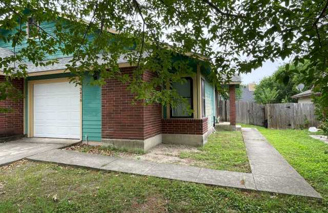 Well Maintained Duplex in Great Location! Gallery 1