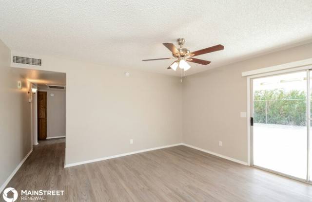 6933 West Sunnyslope Lane Gallery 4