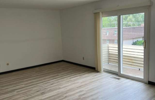 Updated 2 bedroom Condo - Available Now Gallery 4