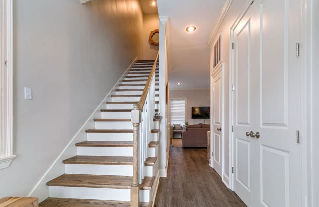Fully Furnished Duplex on Maple Street! Gallery 4