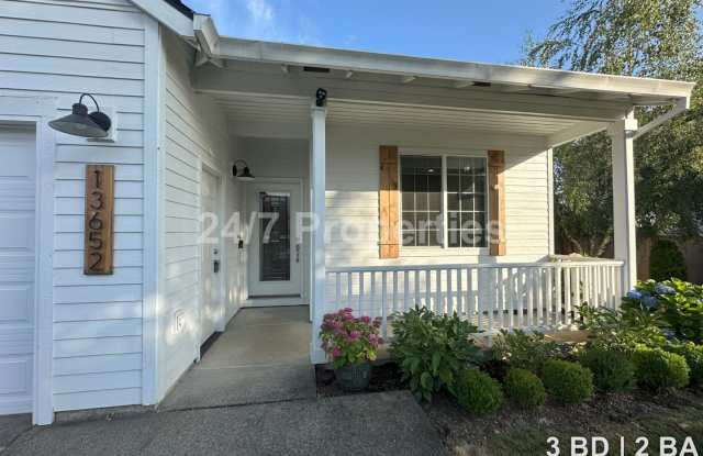 3 BD | 2 BA Duplex with Fenced Backyard and Patio - Oregon City photos photos