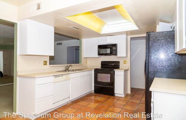 4329 E Woodland Dr Gallery 2
