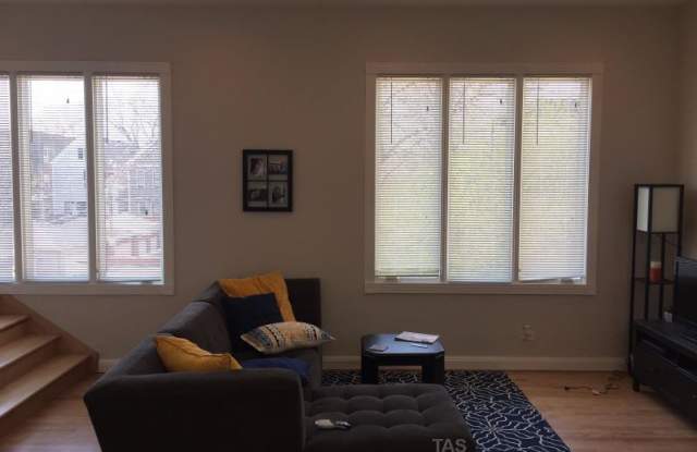 631 W Arlington Pl 2 Gallery 3