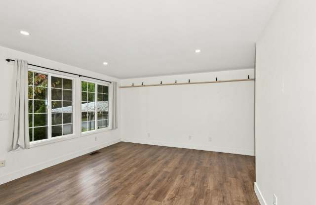 Charming 3-Bedroom Home with Large Fenced Yard in Redmond Gallery 4