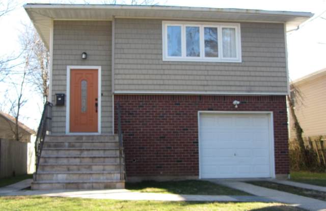 14 Carlyle Pl - 14 Carlyle Place, Roslyn Heights, NY 11577