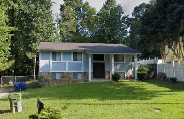 3 Bed 2 Bath with a Bonus Room in Atlanta! - 2387 Fairway Circle Southwest, Atlanta, GA 30331