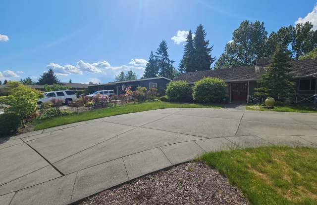 Beautifully Bellevue Rambler in Prime Location Gallery 3