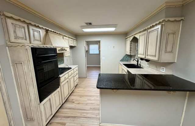 Beautiful true 5 bed 2 bath in Moore! New flooring, paint, cooktop and more! A must see! Gallery 3