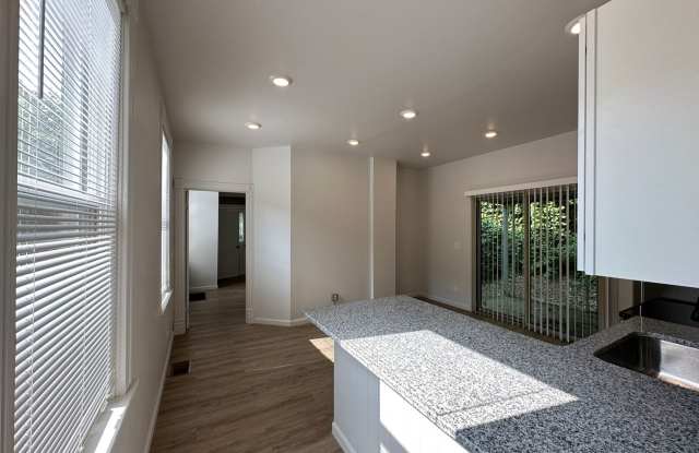 6 Bed/2 Bath Mins. from UC $750/pp ($4500/mo)w/Ample Parking Gallery 4