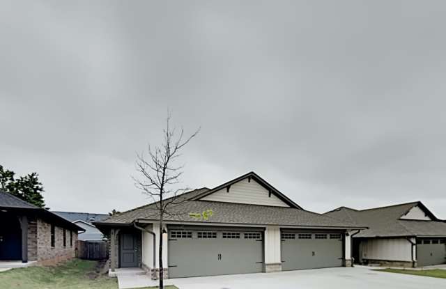 2 Bedroom 2 Bathroom 2 Car Garage Duplex Close to Broadway Extension and 8 Minutes from Downtown OKC photos photos
