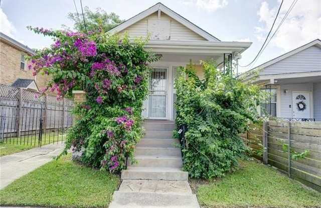 2005 LOUISA Street photos photos