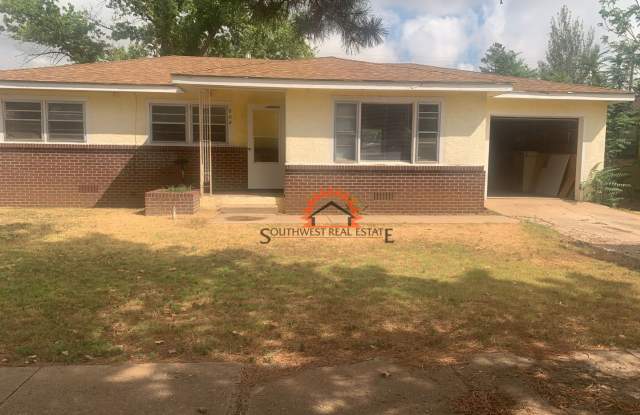 Beautiful 3 bedroom 2 bath home with a 1 car garage.available 4/1/25 photos photos