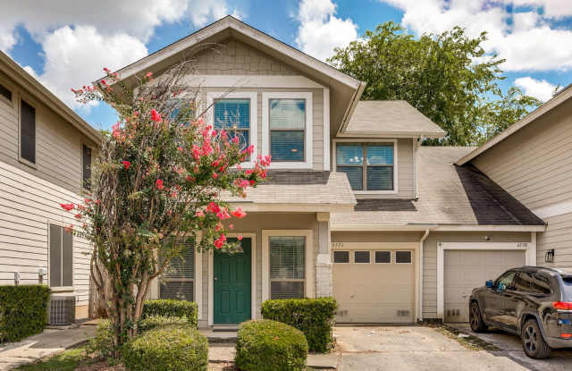 Two Bedroom Townhouse, Great Location! Gallery 1