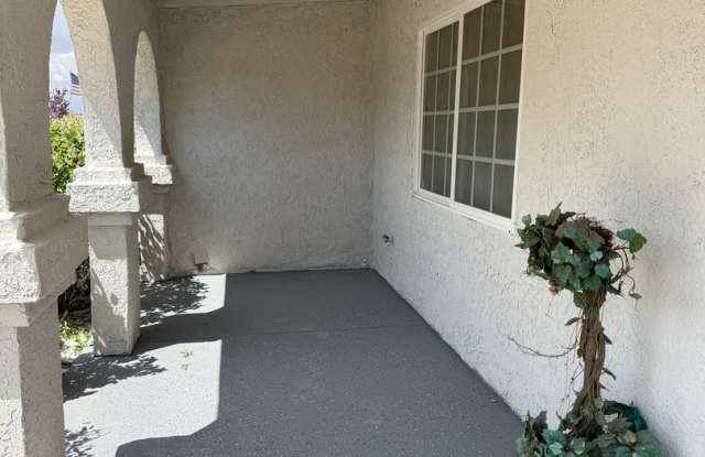 Spacious 3BR Home in Apple Valley | Wood Floors | Fireplace photos photos