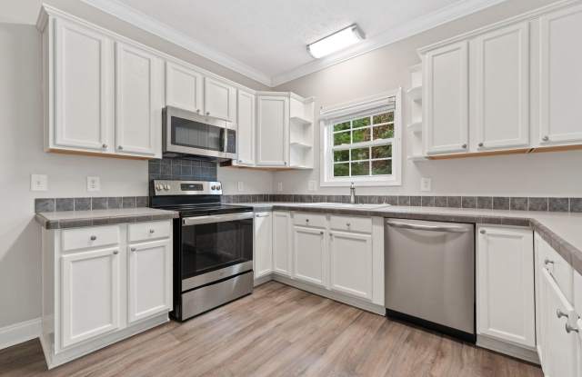 Modern Chapel Hill Retreat with Designer Finishes & Spacious Outdoor Living - Available NOW Gallery 3