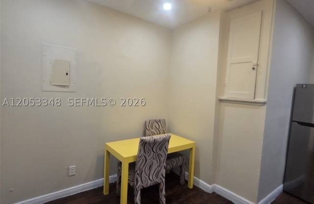 1008 N 18th Ct Gallery 3