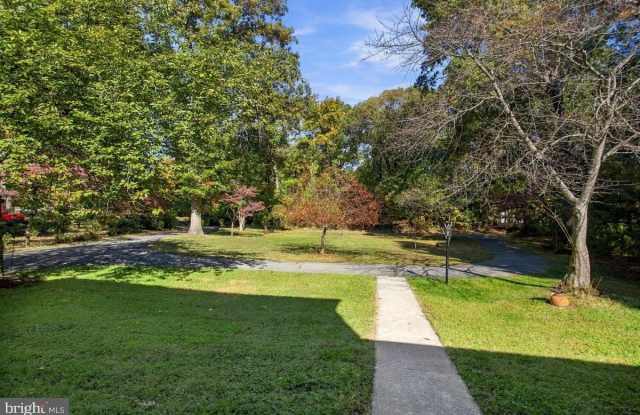 8325 WOODLAND Road Gallery 4