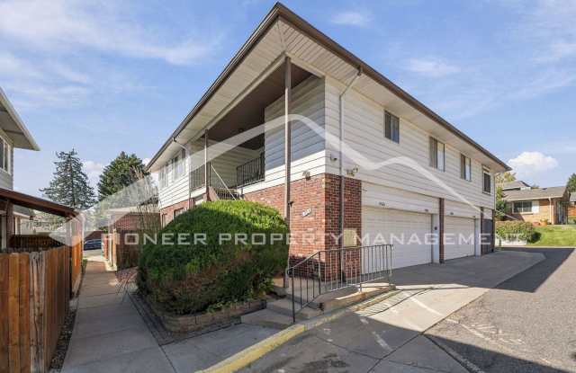 Spacious Townhouse with Central AC and Washer/Dryer Gallery 1