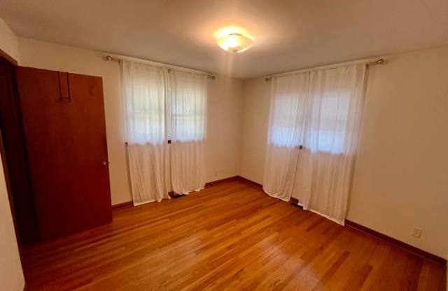 All Brick 3 bedroom 1 bathroom Home near Mercy Hospital Available Now ! Gallery 3