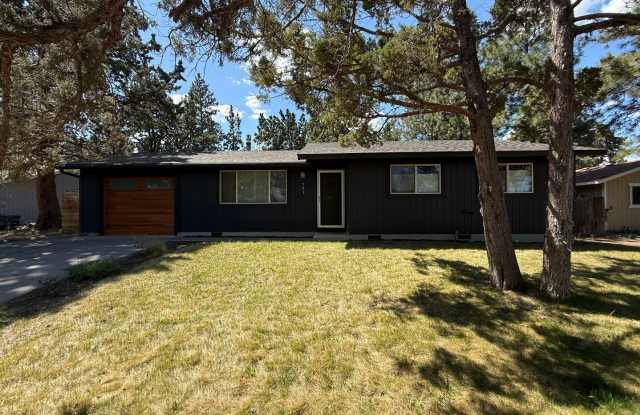 Beautiful 3 Bed/1 Bath Home with Large and Fenced Backyard - SE Bend photos photos