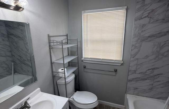 Available NOW! 3 bed 2 bath in Wheelock Gallery 4