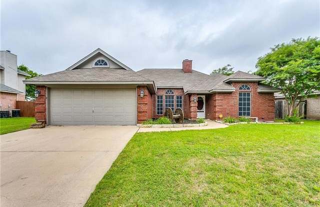 317 Shane Lane - 317 Shane Ln, Burleson, TX 76028